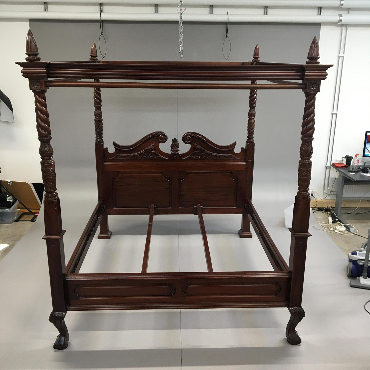 HIMMELSENG, bejdset træ, moderne.