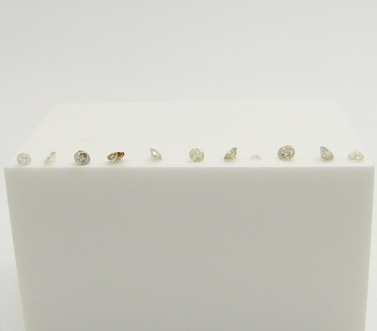 11 LÖSA DIAMANTER, 0.44 CT.