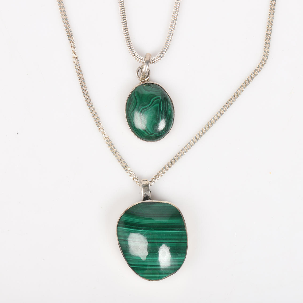 ANHÄNGER MIT KETTE, 2 Stück, Silber mit Malachit.