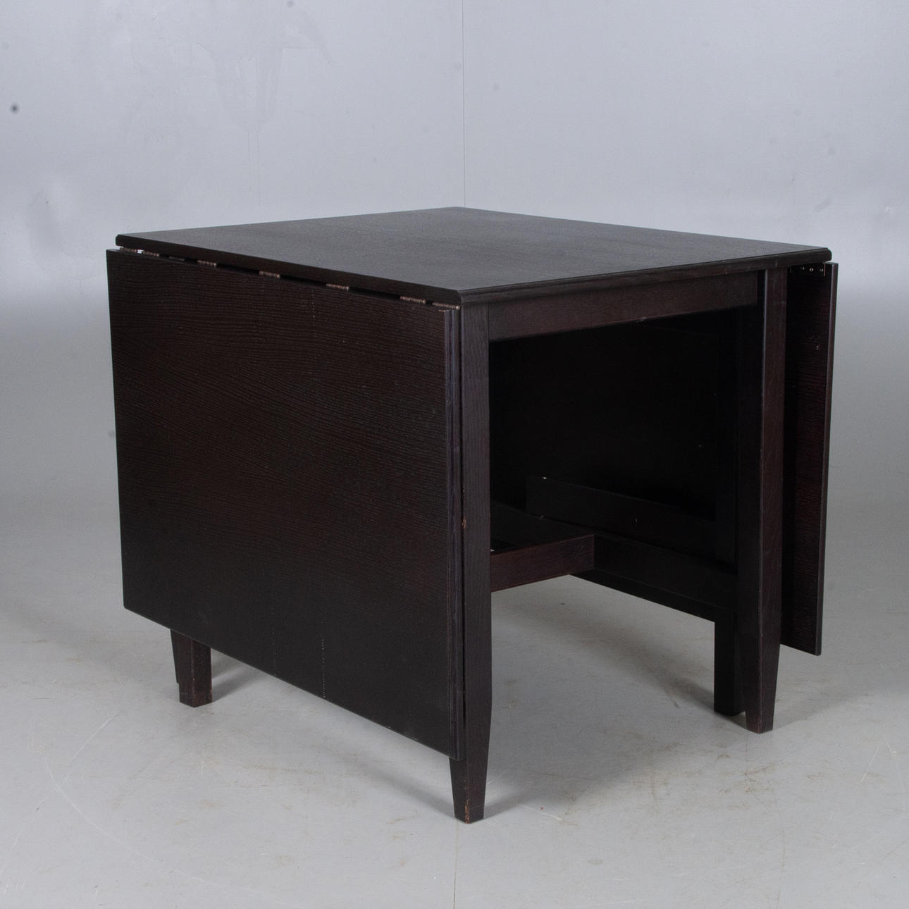 SLAGBORD, mörk brunt, modern design.