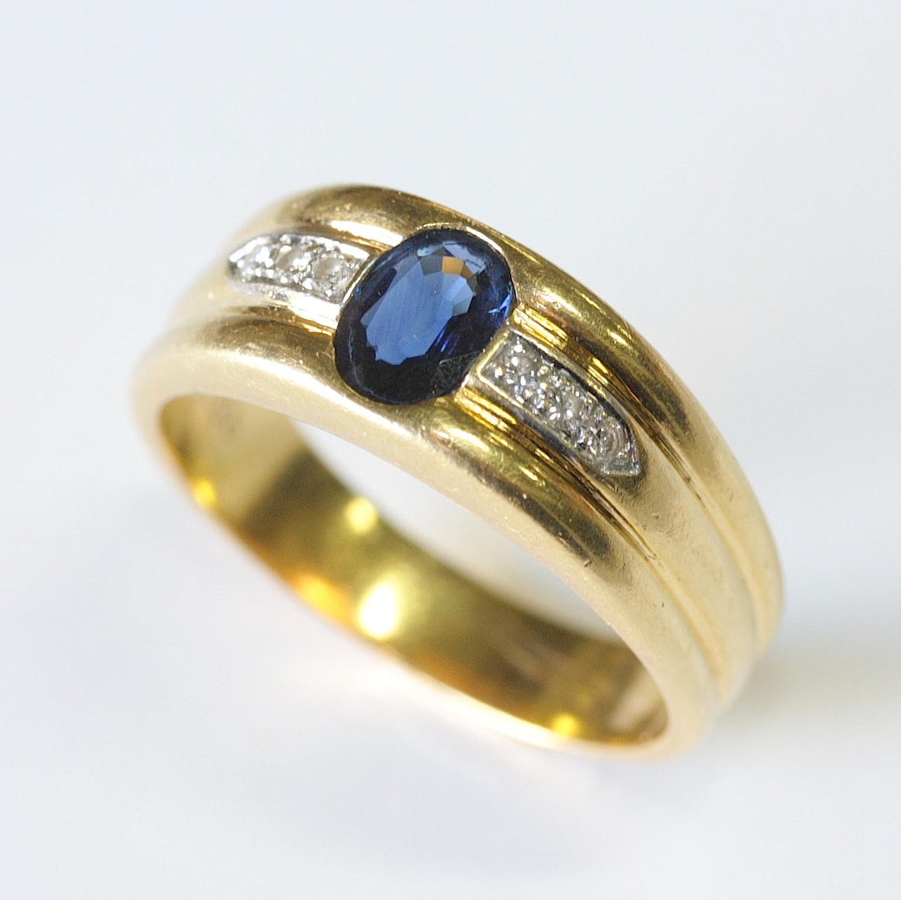 RING, 18K guld, safir, diamanter.