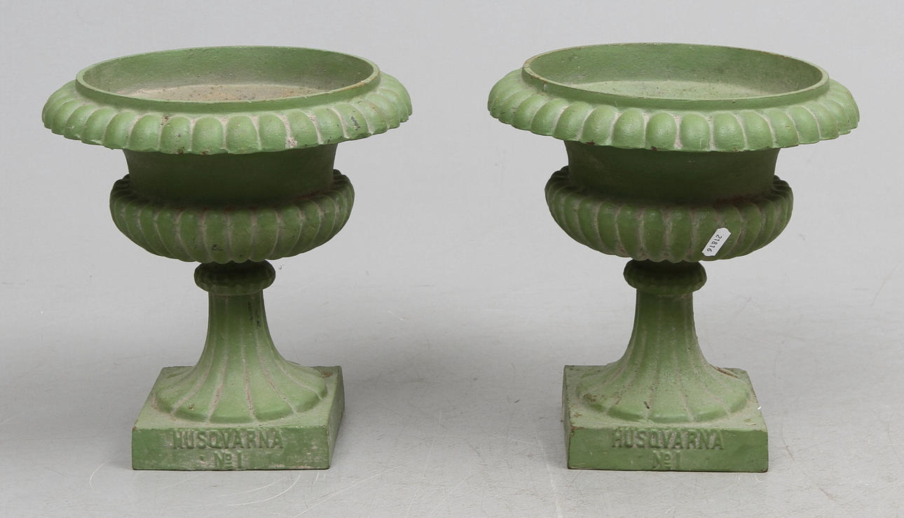 TRÄDGÅRDSURNOR, ett par, gjutjärn, Husqvarna Nr. 1.