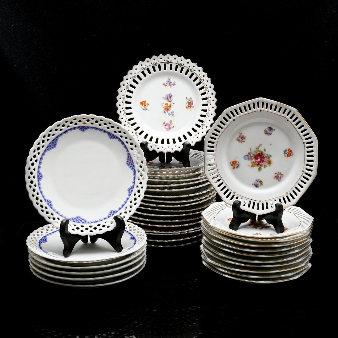 PLATO DE GALERÍA, 34 piezas, 3 modelos, 1900.