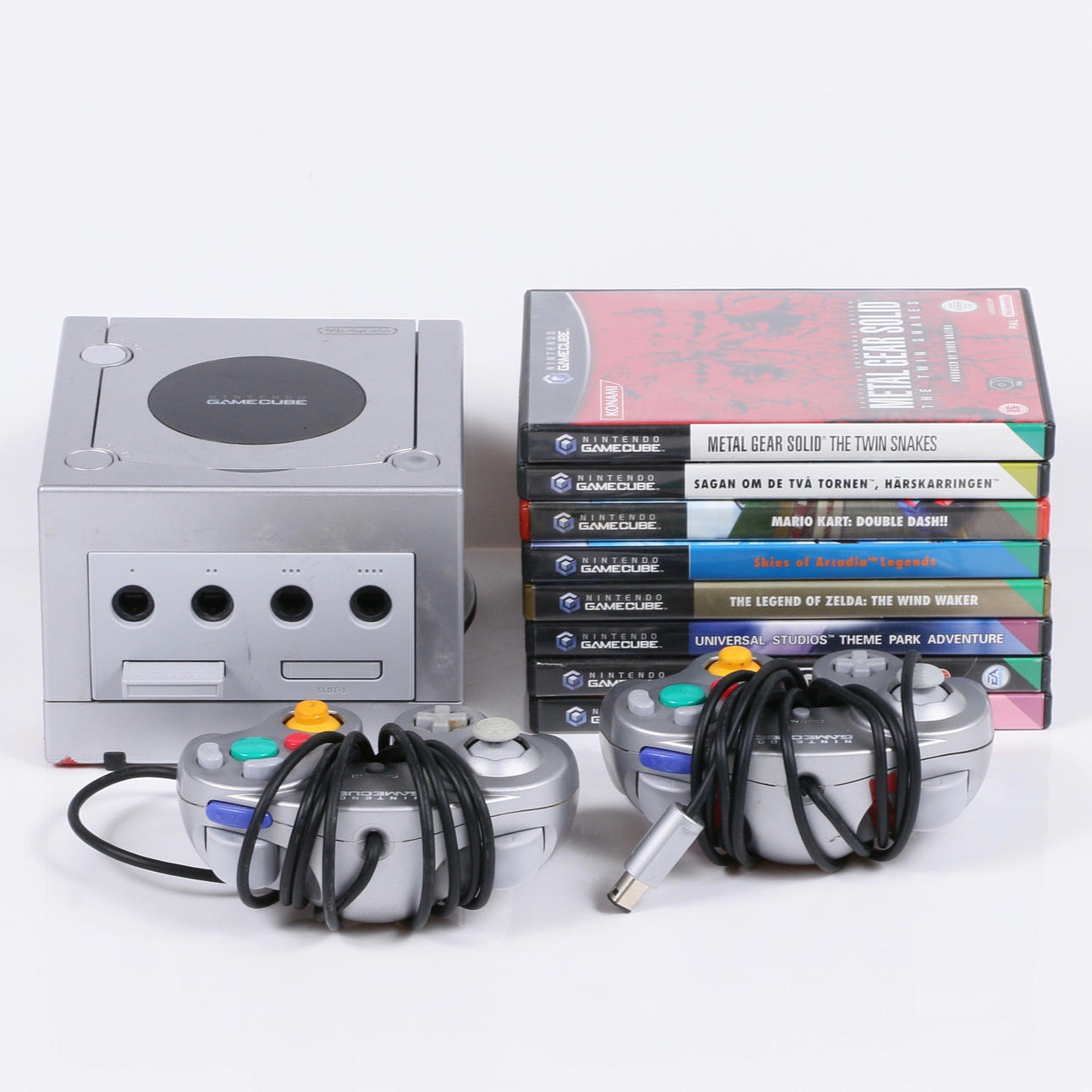 GAME CONSOLE, Nintendo Gamecube, plus accessories and 8 games.