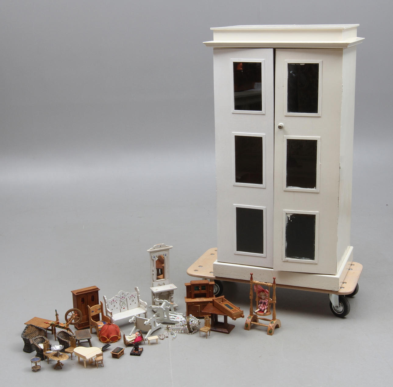 DOCKSKÅP från 1930. Hantverksbyggt av snickare i Hälsingborg. Biskvidocka och dockskåpstillbehör.