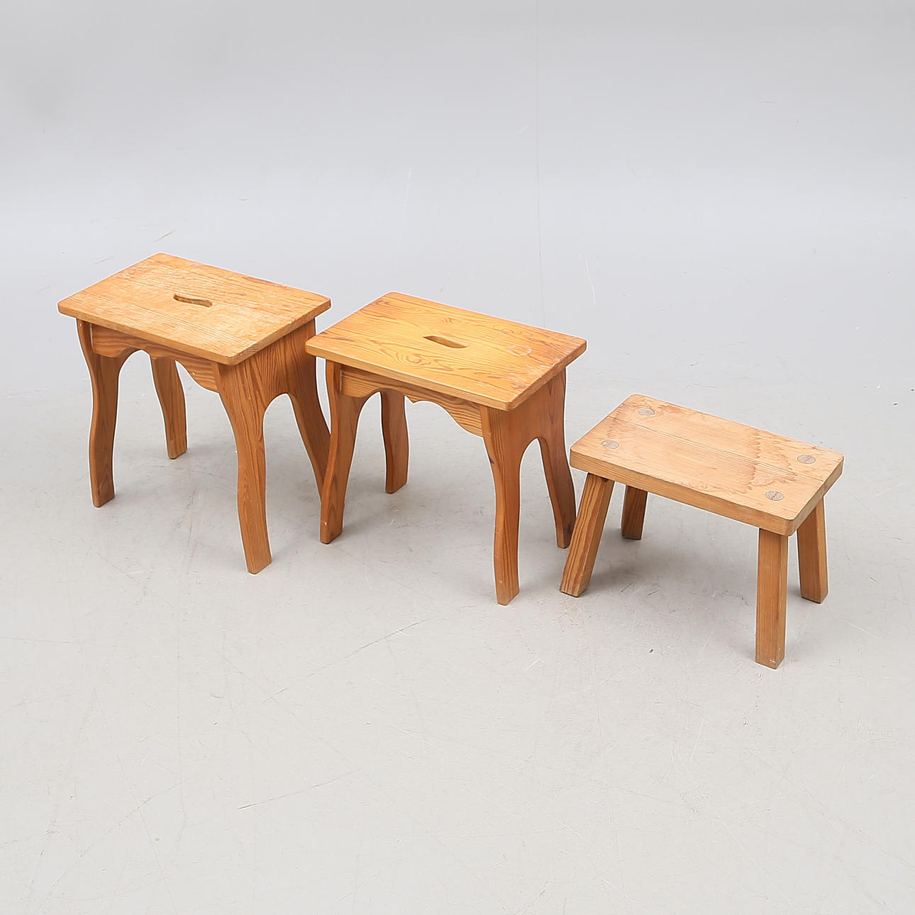 PALLAR 3 st, trä, 1900-tal.