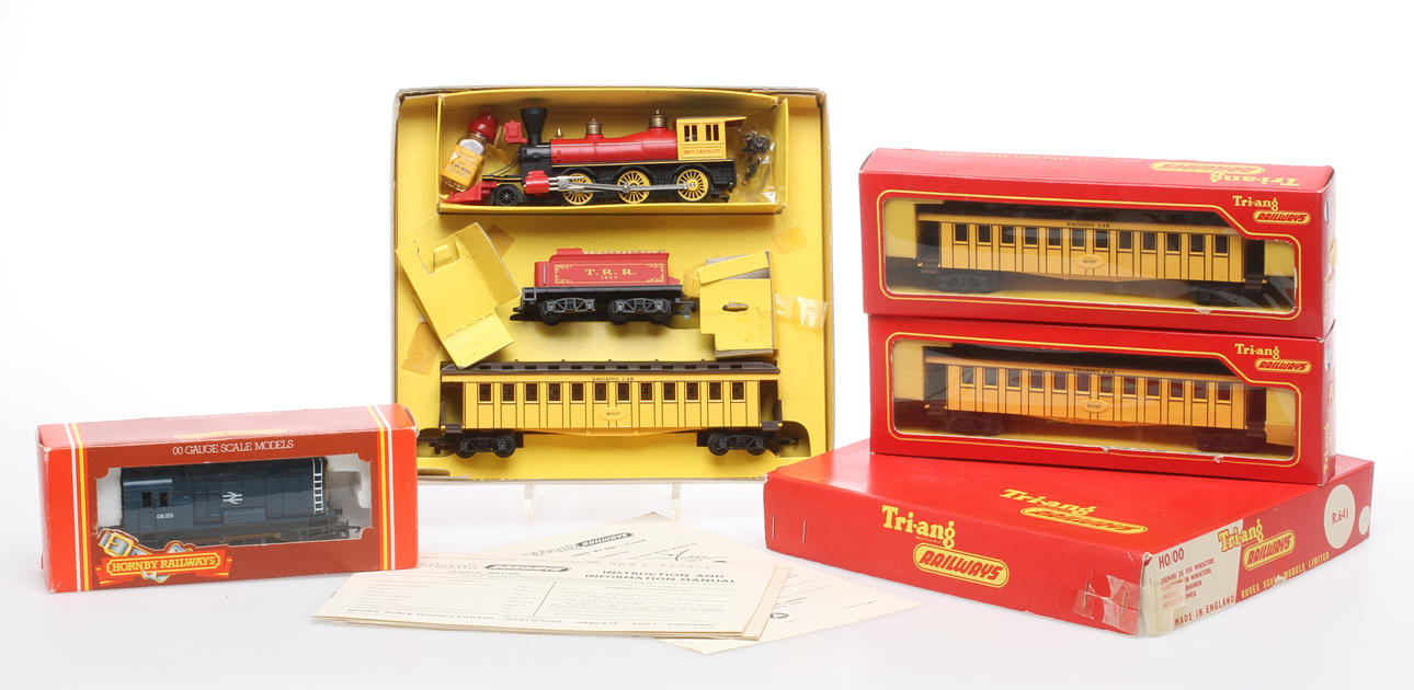 MODELLTÅG HORNBY, TRIANG 2 lok och 3 vagnar. Engelska förebilder. Originalkartong.