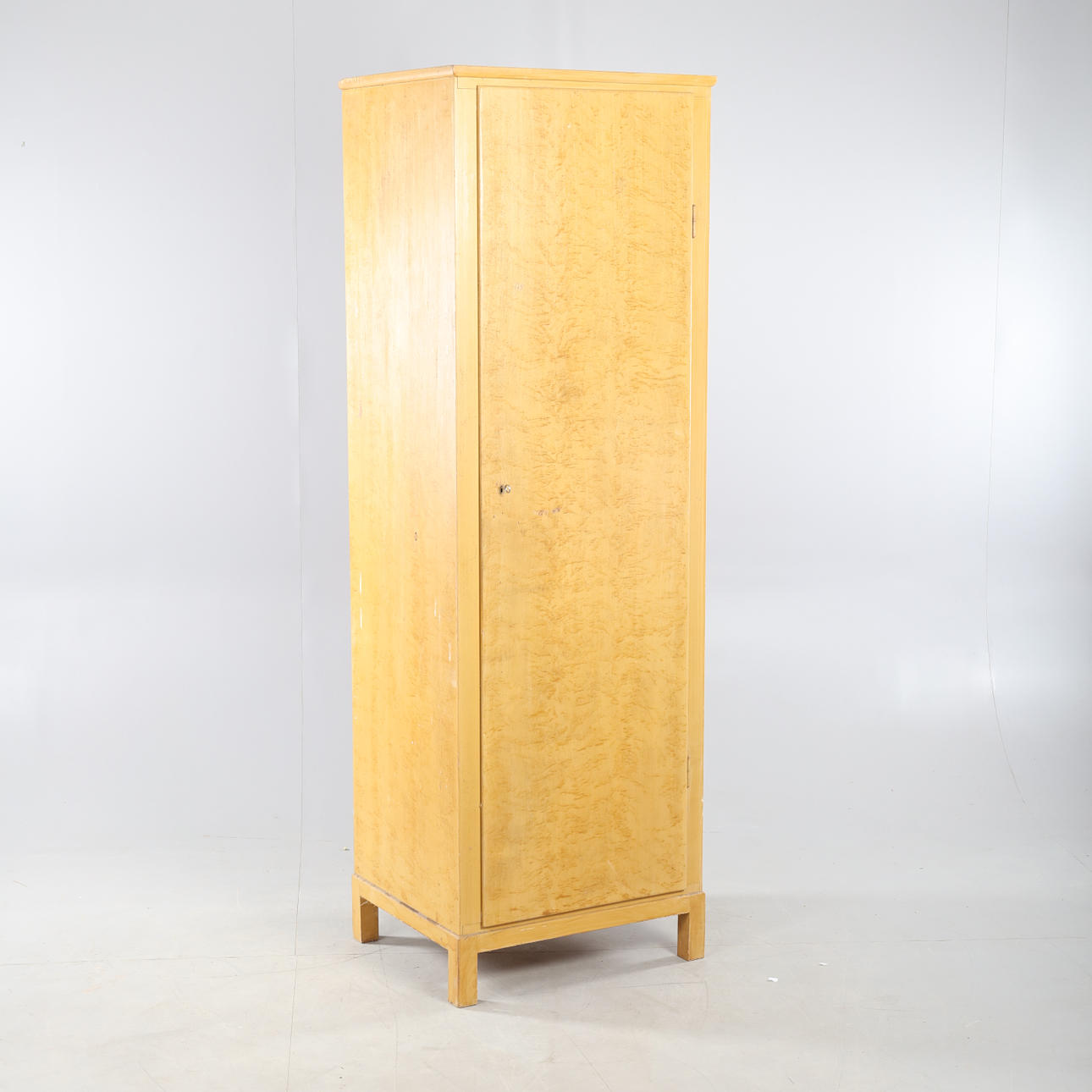 Vaatekaappi, puu, 1900-luku.