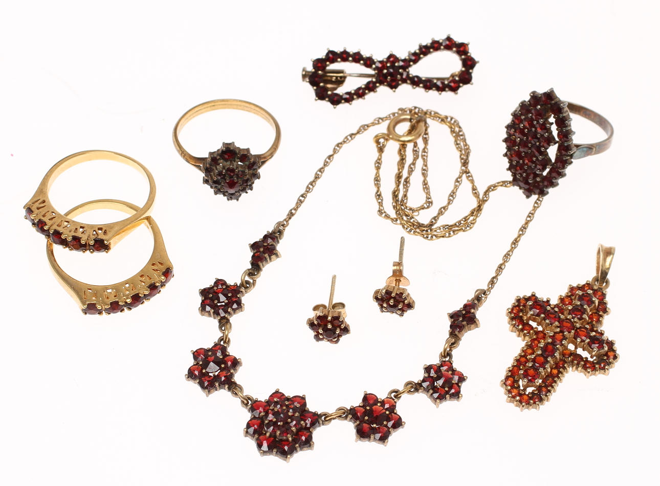 SMYCKEN, 8 delar, mestadels silver med granater. 1900/2000-tal.