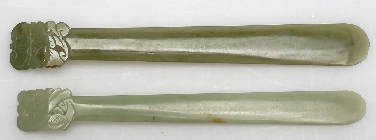 HÅRPRYDNADER, 2 st snarlika, sten, Kina.