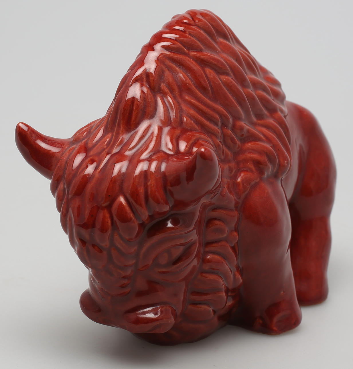 FIGURIN. Bison oxe i röd glasyr. Märkt Gabriel 805.