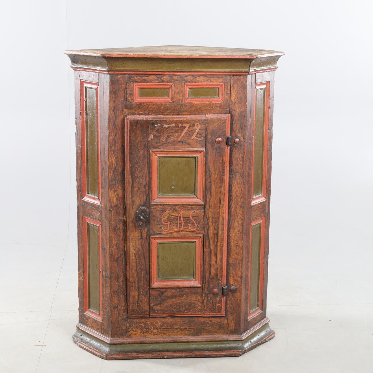 CORNER CABINET, 18th century.