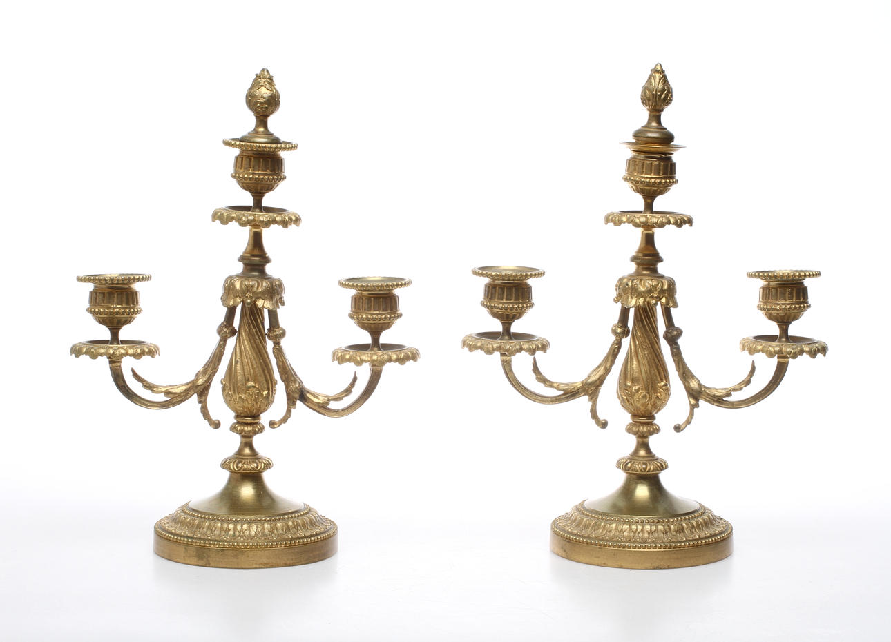 KANDELABRAR, 1 par, för tre ljus, förgylld brons, Louis XVI-stil, 1800-tal.