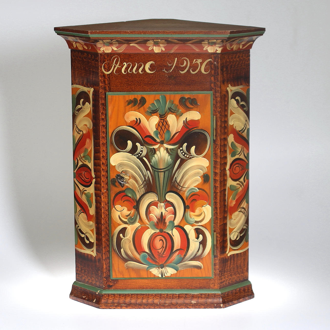 HÖRNSKÅP, kurbitsmålad, daterat 1956.