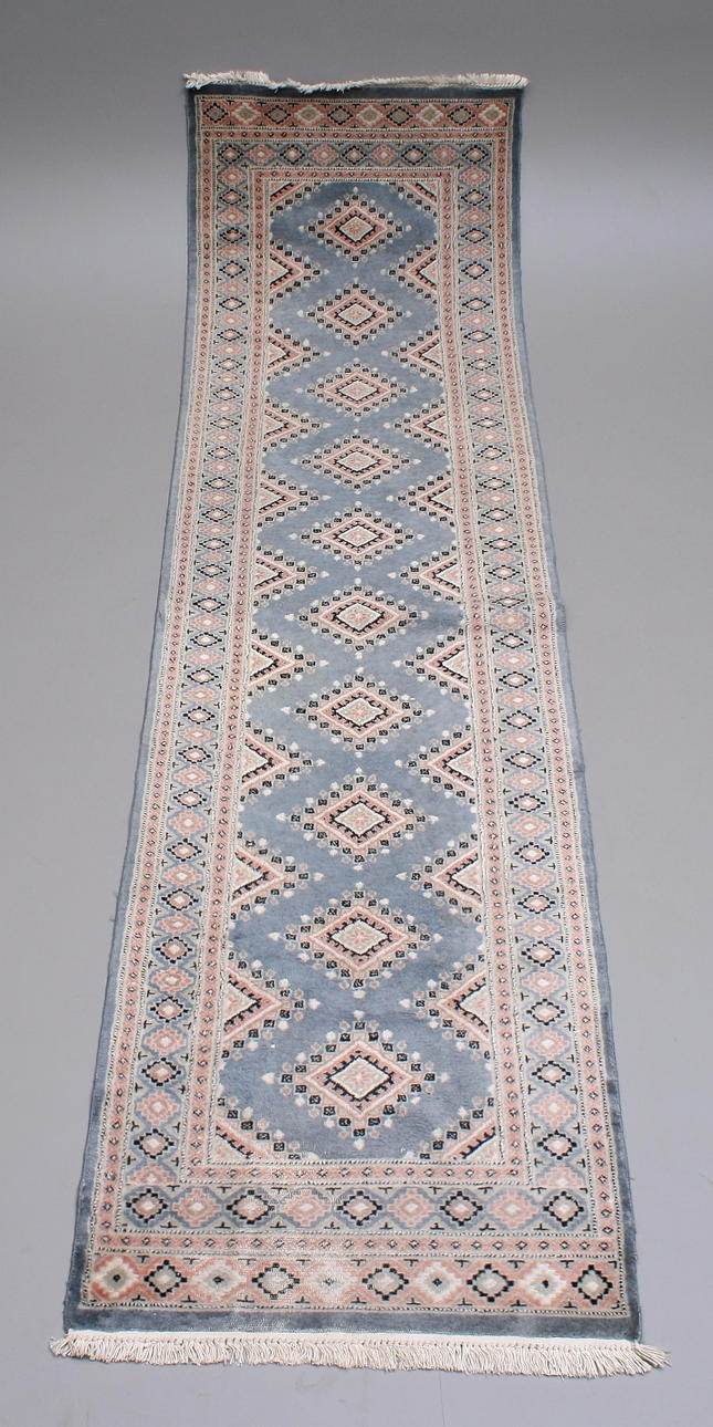 ORIENTMATTA / GALLERIMATTA, handknuten, Pakistan, 243x149 cm.