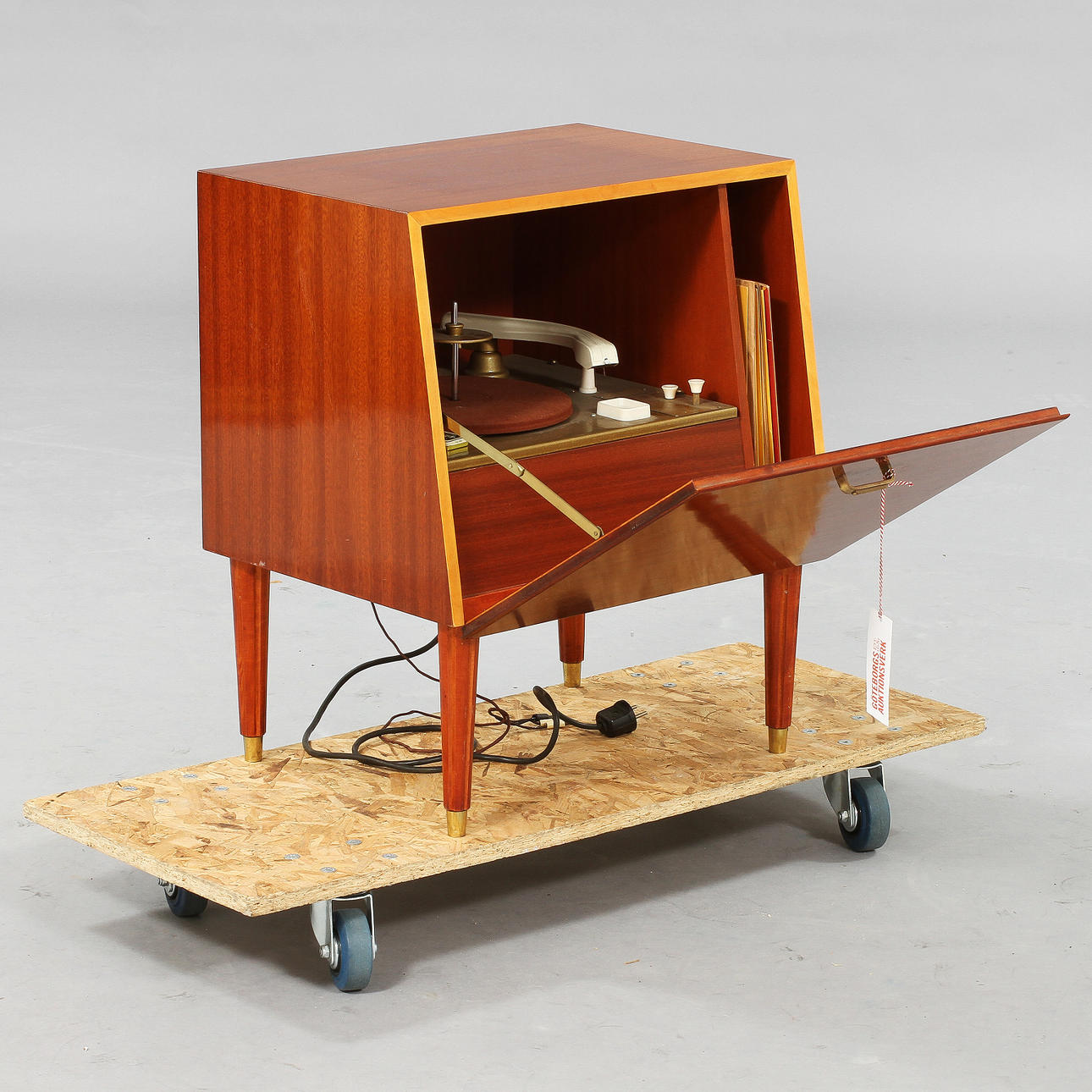 GRAMMOFONSKÅP med skivväxlare, Centrum typ 531.