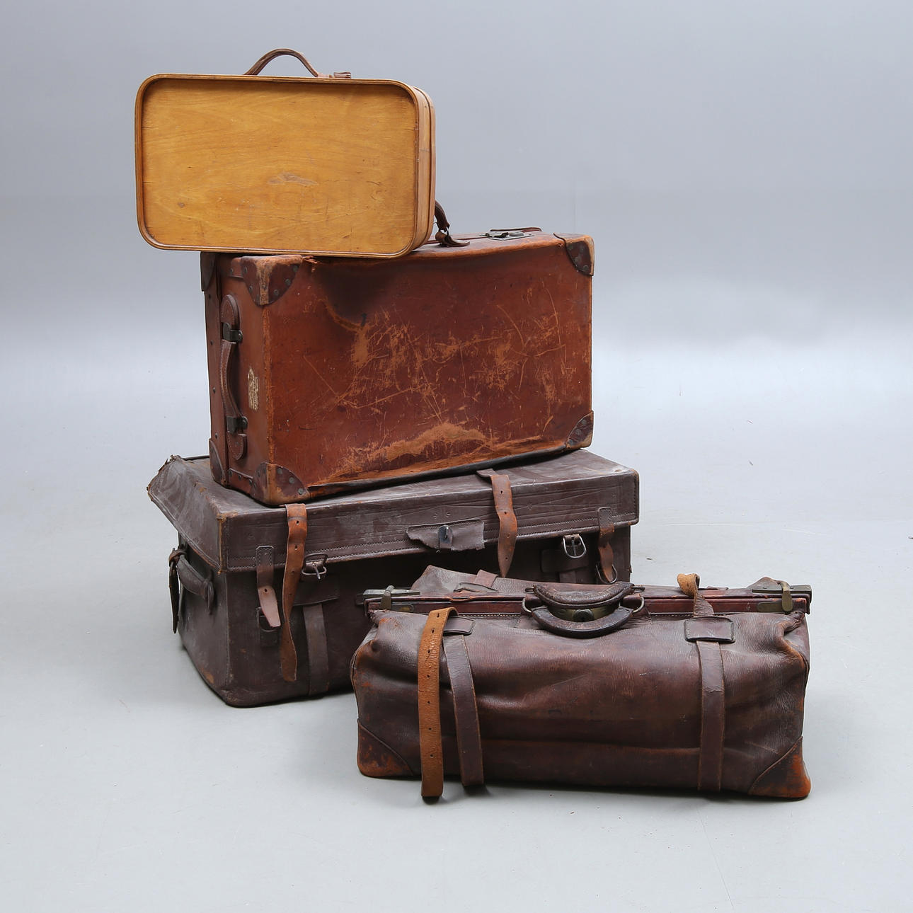 MALETA / BOLSOS, 4 piezas, cuero y madera, 1900.