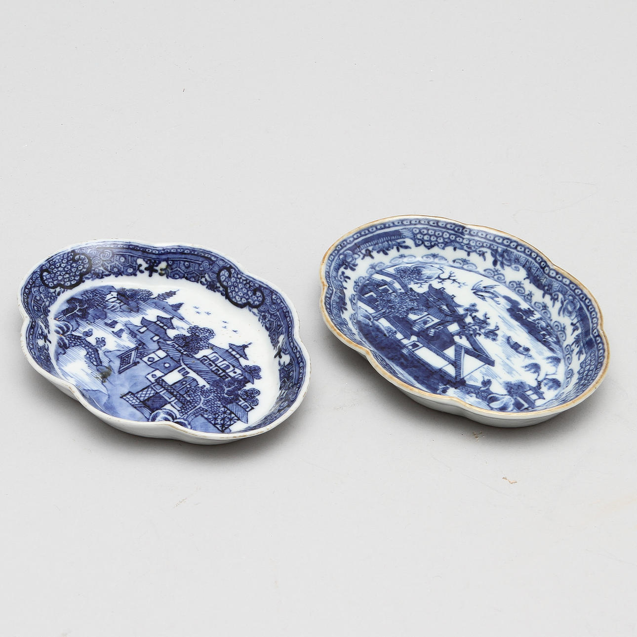 SKEDFAT, 2 st, porslin, Kina, 1700-tal.