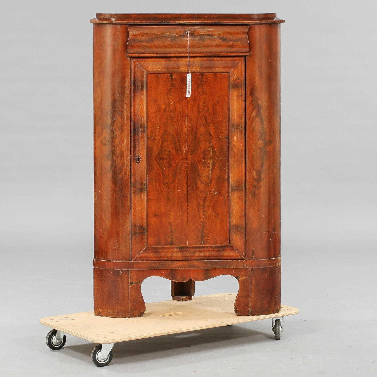 HÖRNSKÅP, 1800-tal.