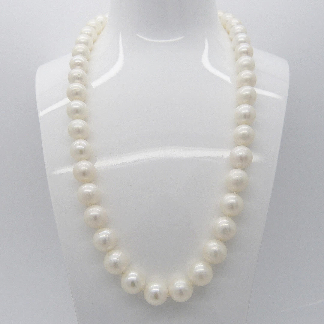 ODLADE PÄRLHALSBAND.