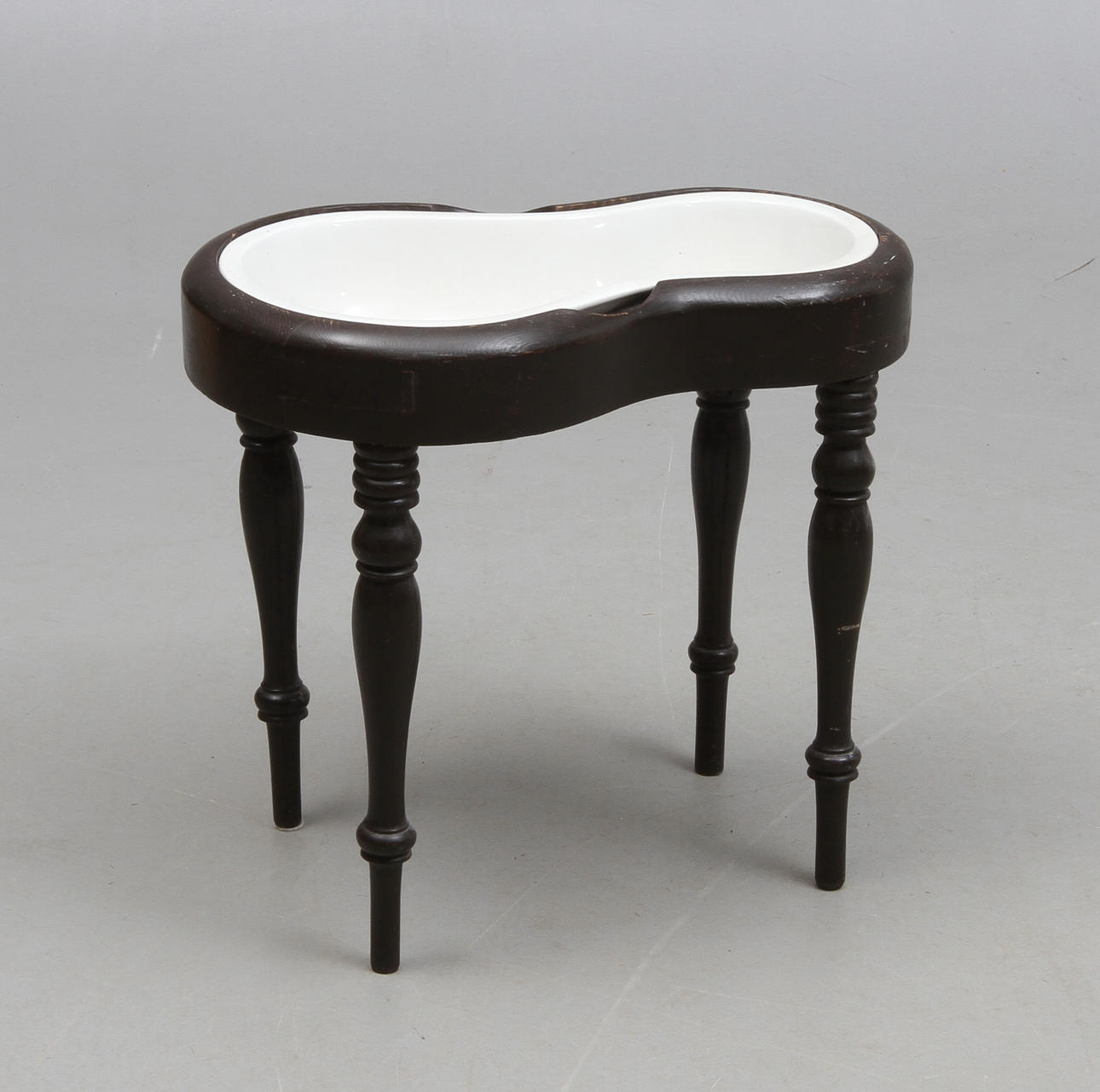 BIDÉ, på benställning, med skål från Rörstrand.