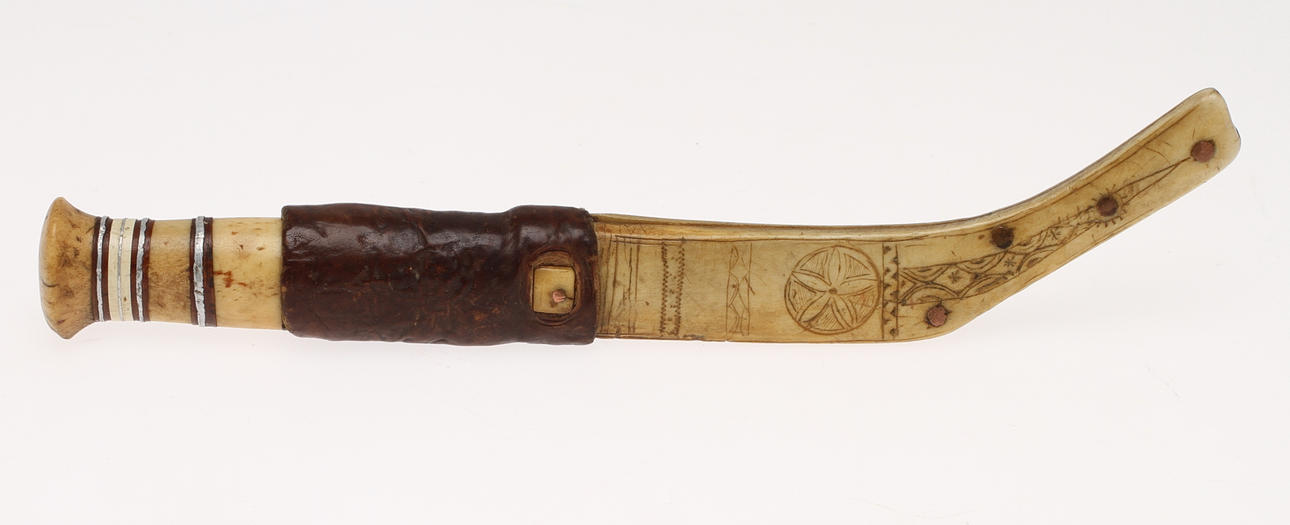 SAMEKNIV, skaft i ben med silverinlägg, daterad 1924.