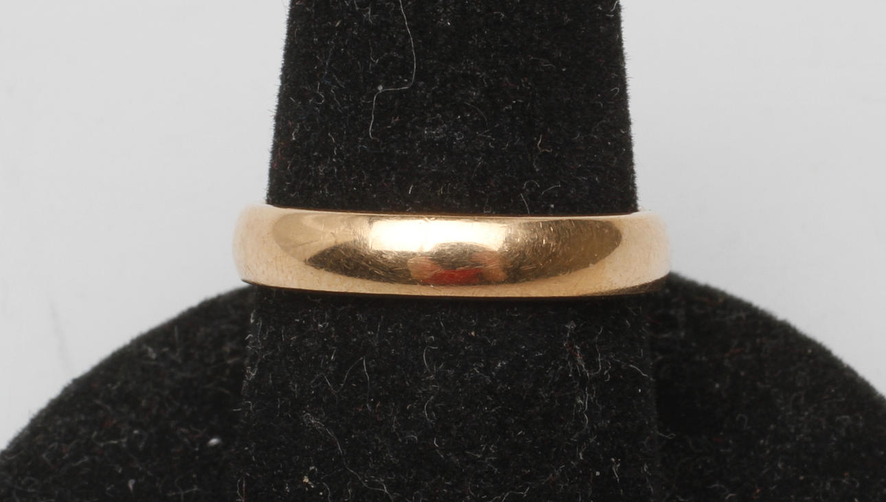 RING, 18k guld, vikt ca 4,2 gram.