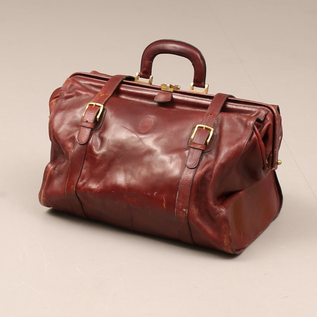 Lääkärin laukku, nahkaa.