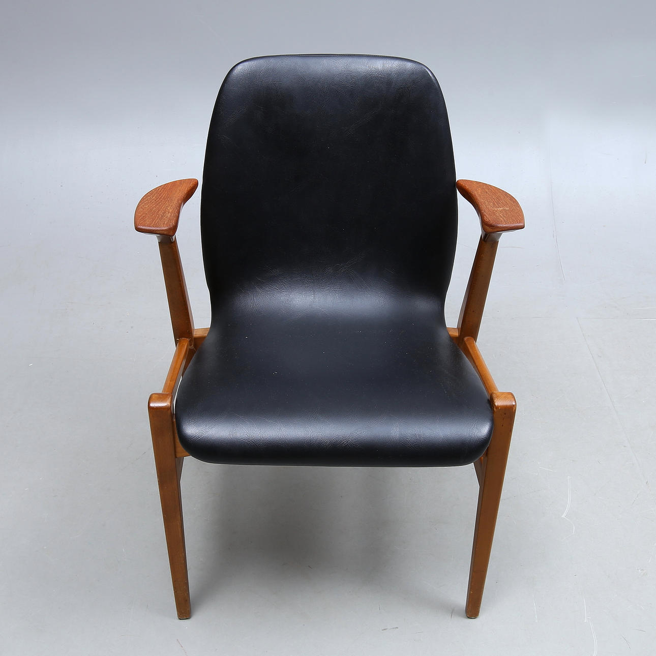ARMCHAIR, 1950s/1960s. Furniture - Armchairs & Chairs - Auctionet