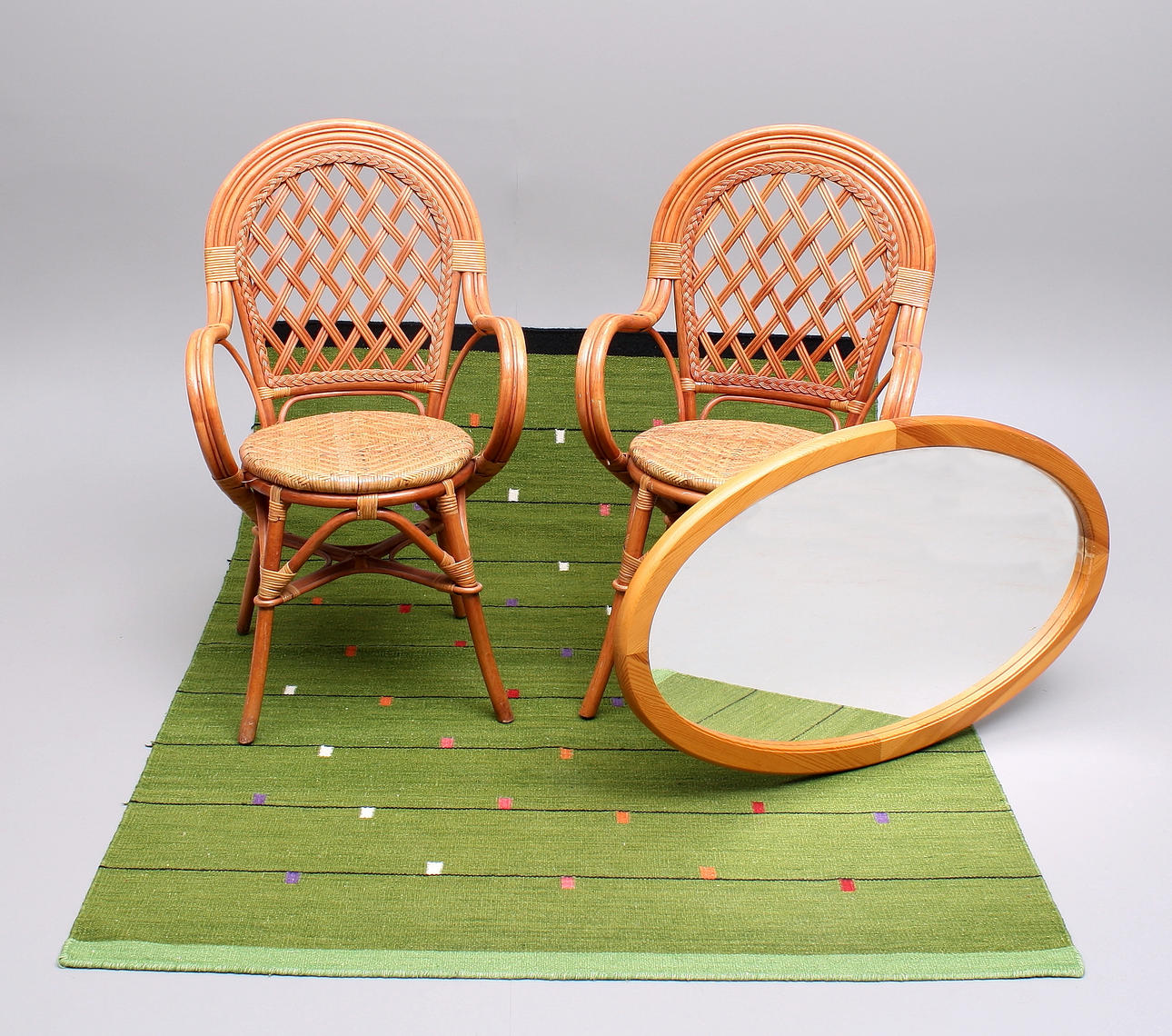 KORGSTOLAR, ett par + MATTA, 203x145 cm + VÄGGSPEGEL.