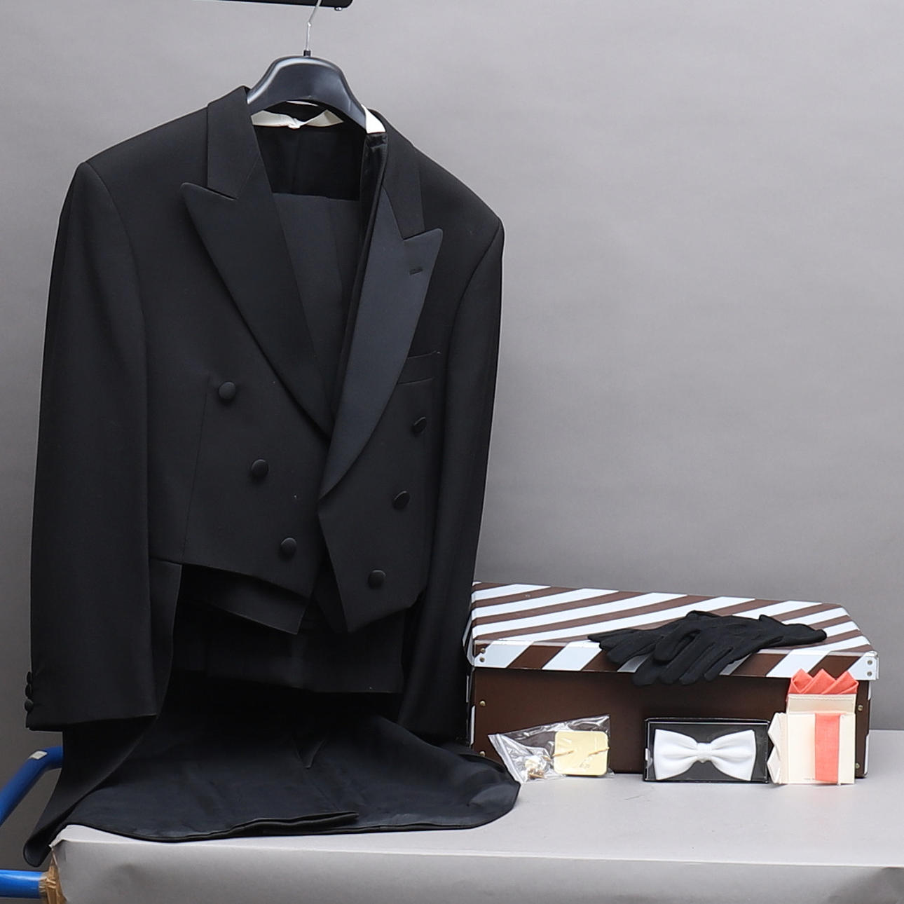 COAT, lisävarusteineen, mm. paidat, rusetit, hanskat, Turo.