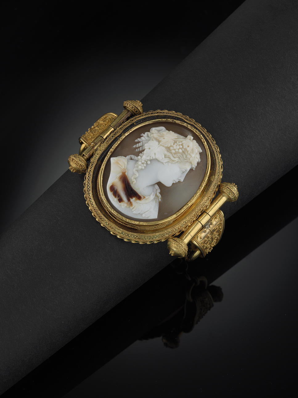 ARMBAND, 23 kt guld med en snäckcamé och filigranarbete.