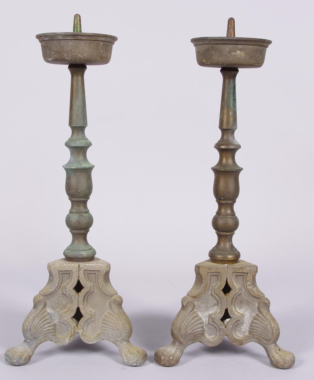 LJUSSTAKAR, 1 par, patinerad metall, barockstil, Stjärnmetall.