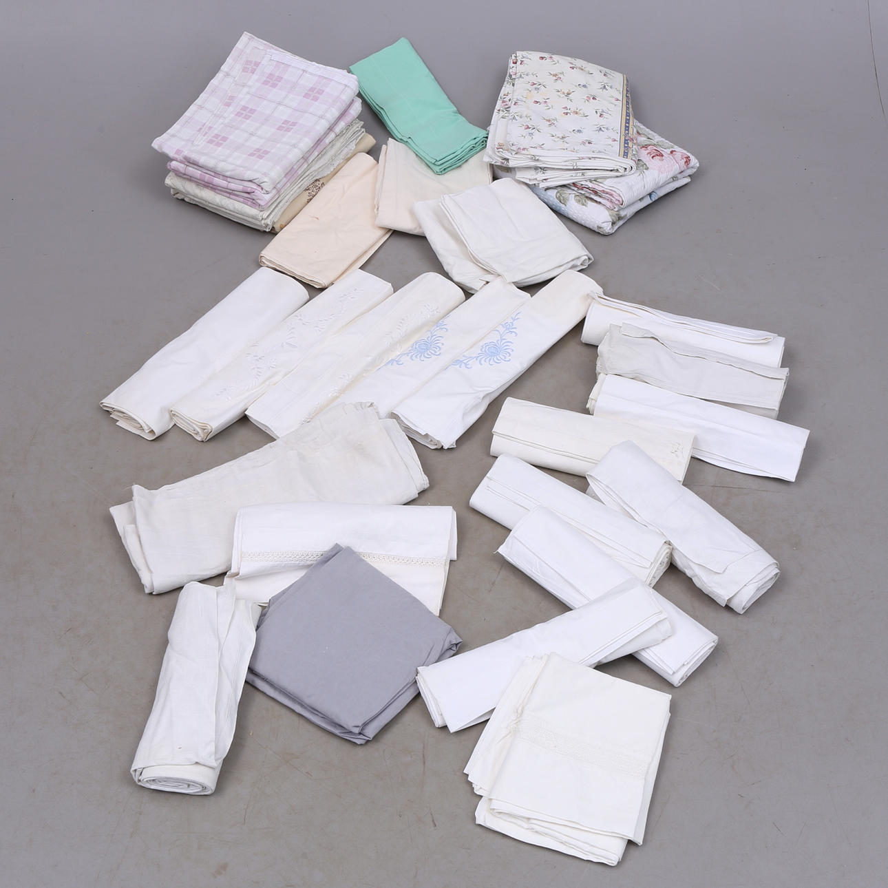 SÁBANAS y BILLETES, 29 piezas, algodón, lino simple.