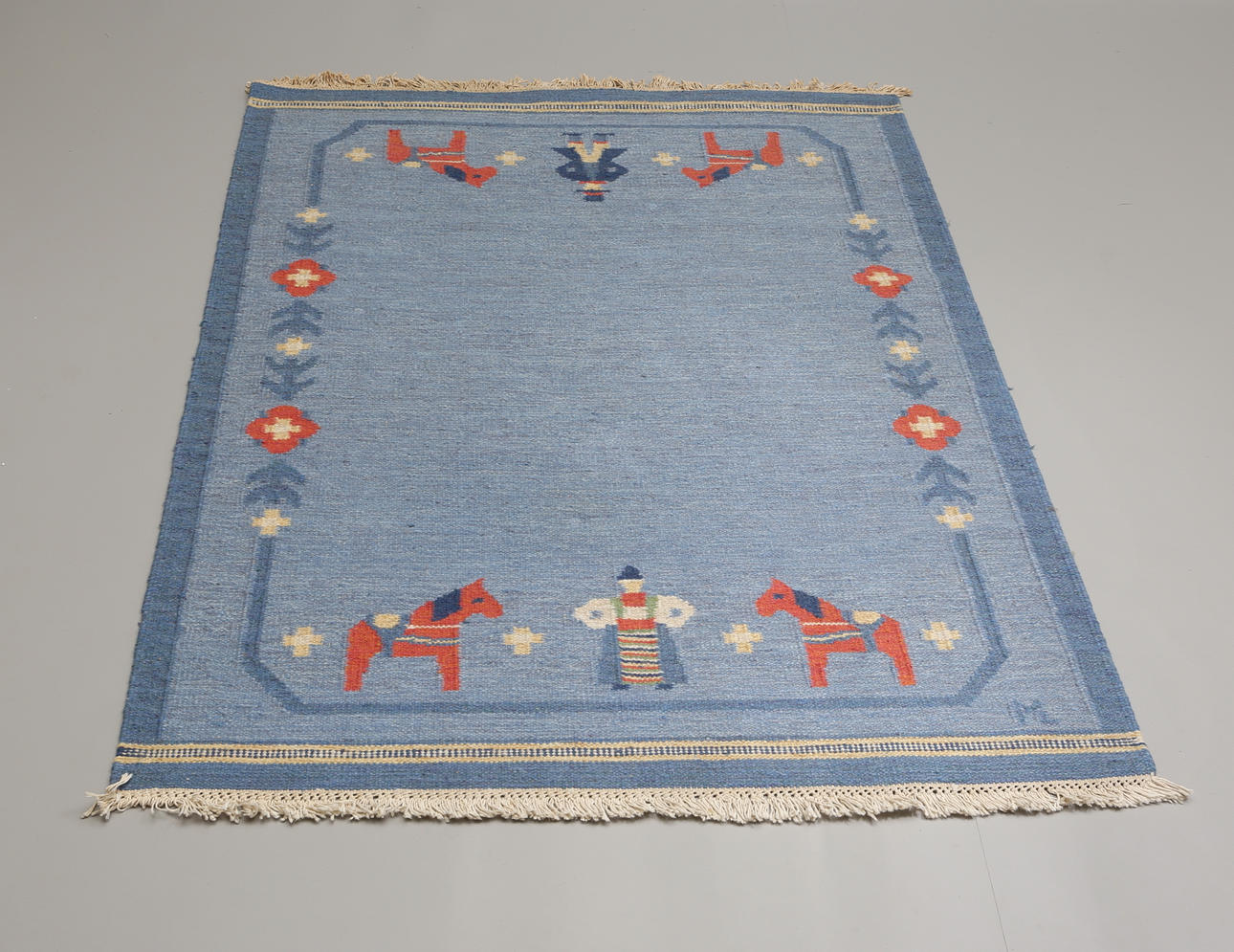 RÖLLAKANSMATTA. Signerad M, 1980/90-tal.