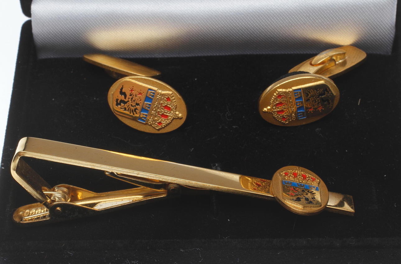 SLIPSNÅL samt MANCHETTKNAPPAR, med emblem.