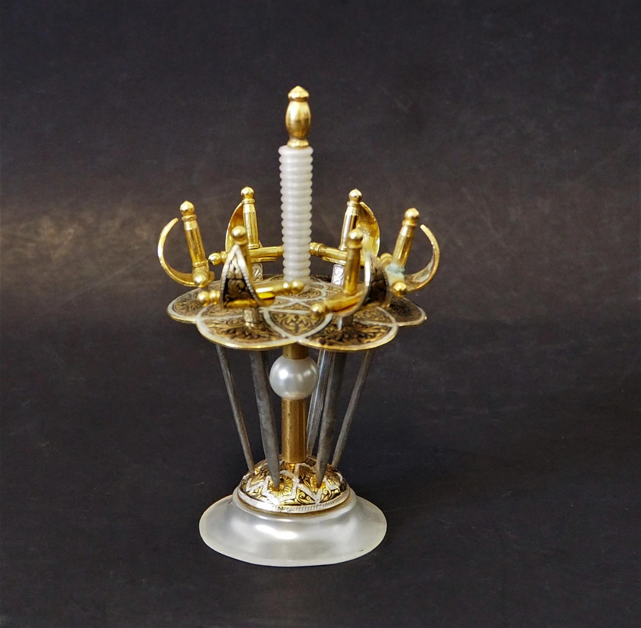 COCKTAILSTÄBCHEN / SCHWERT, im Ständer, zwei Stück.