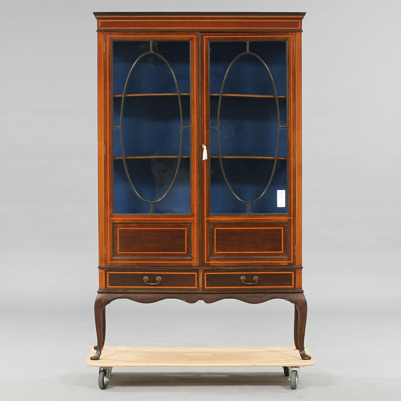 VITRINSKÅP, engelsk stil, 1900-talets första hälft.