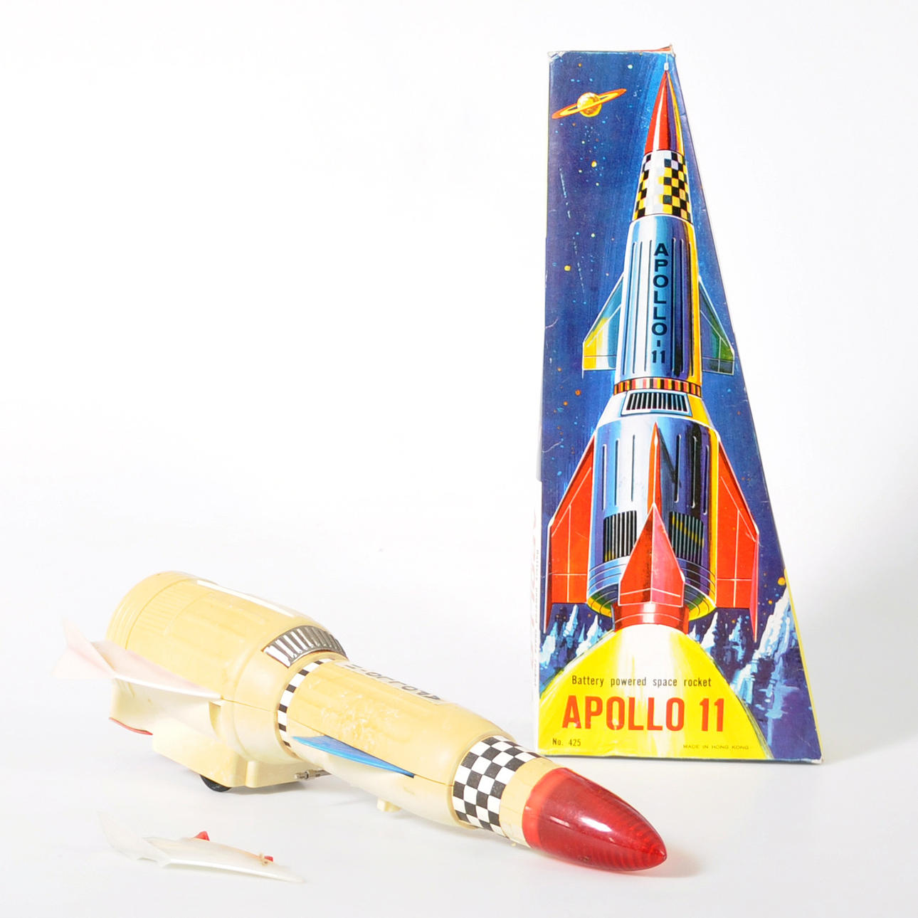 APOLLO 11 AVARUUSRAKETTI ALKUPERÄISELLÄ LAATIKKOLLA.