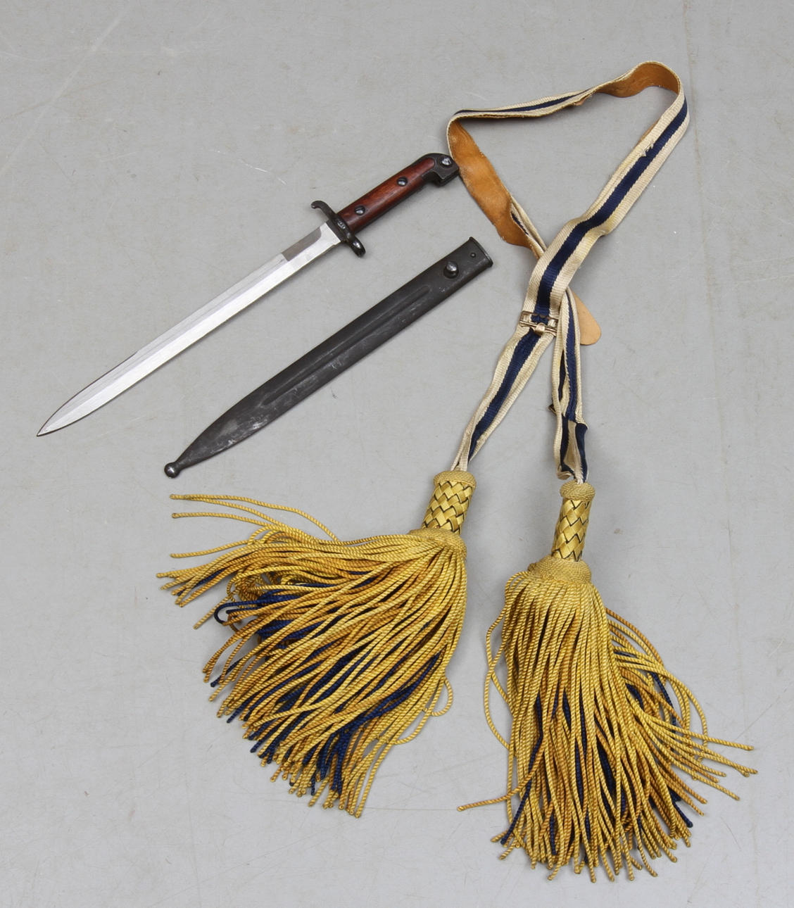 BAJONETT m/1914 och PARADSKÄRP.