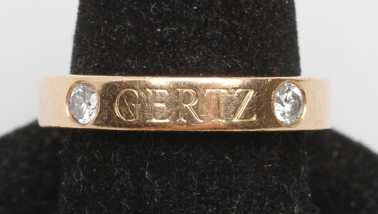 RING, 18k guld, med två diamant, vikt ca 8 gr.