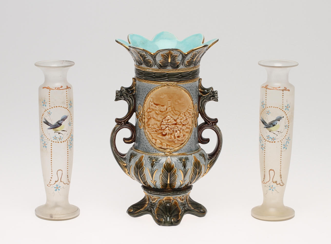 VAS med hänklar, majolika, Rörstrand samt PARVASER, glas. 1800-talets senare del.