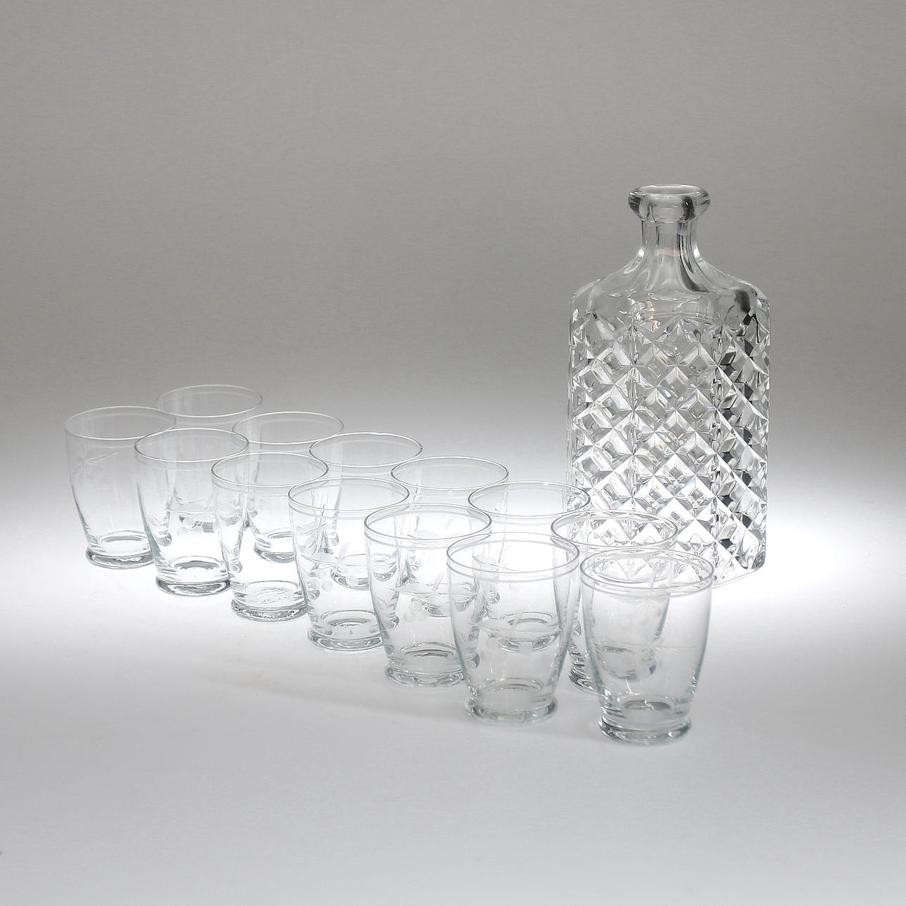 KARAFF PRESSGLAS, samt 13 glas. 1900-tal.