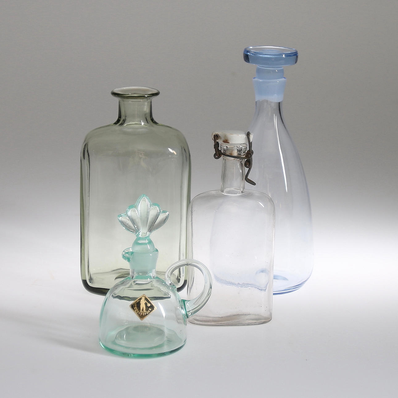 PARTI GLAS, 3 karaffer samt plunta bla. Johansfors. 1900-tal.