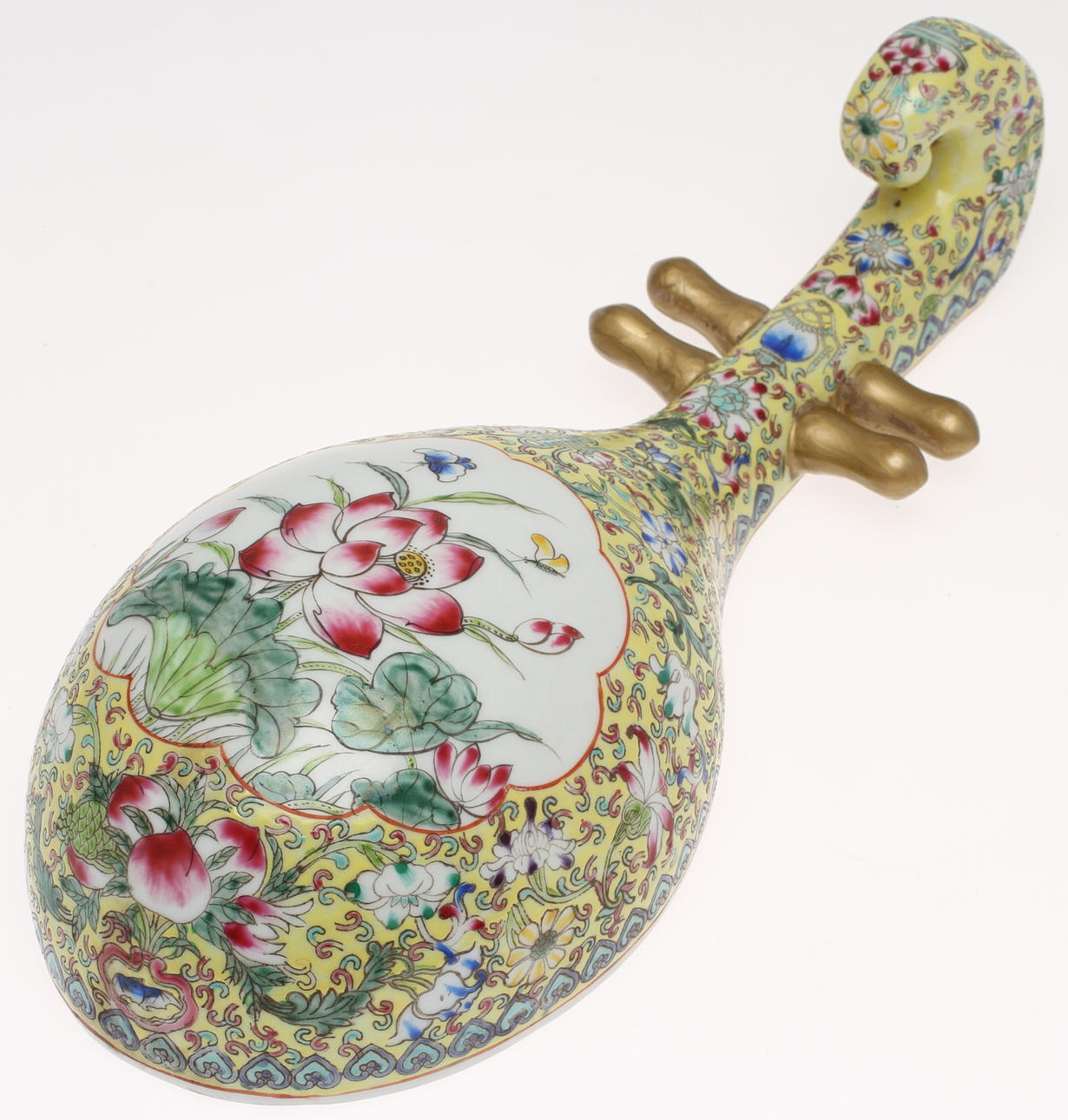 VÄGGDEKORATION, i form av Ruan, porslin Kina.