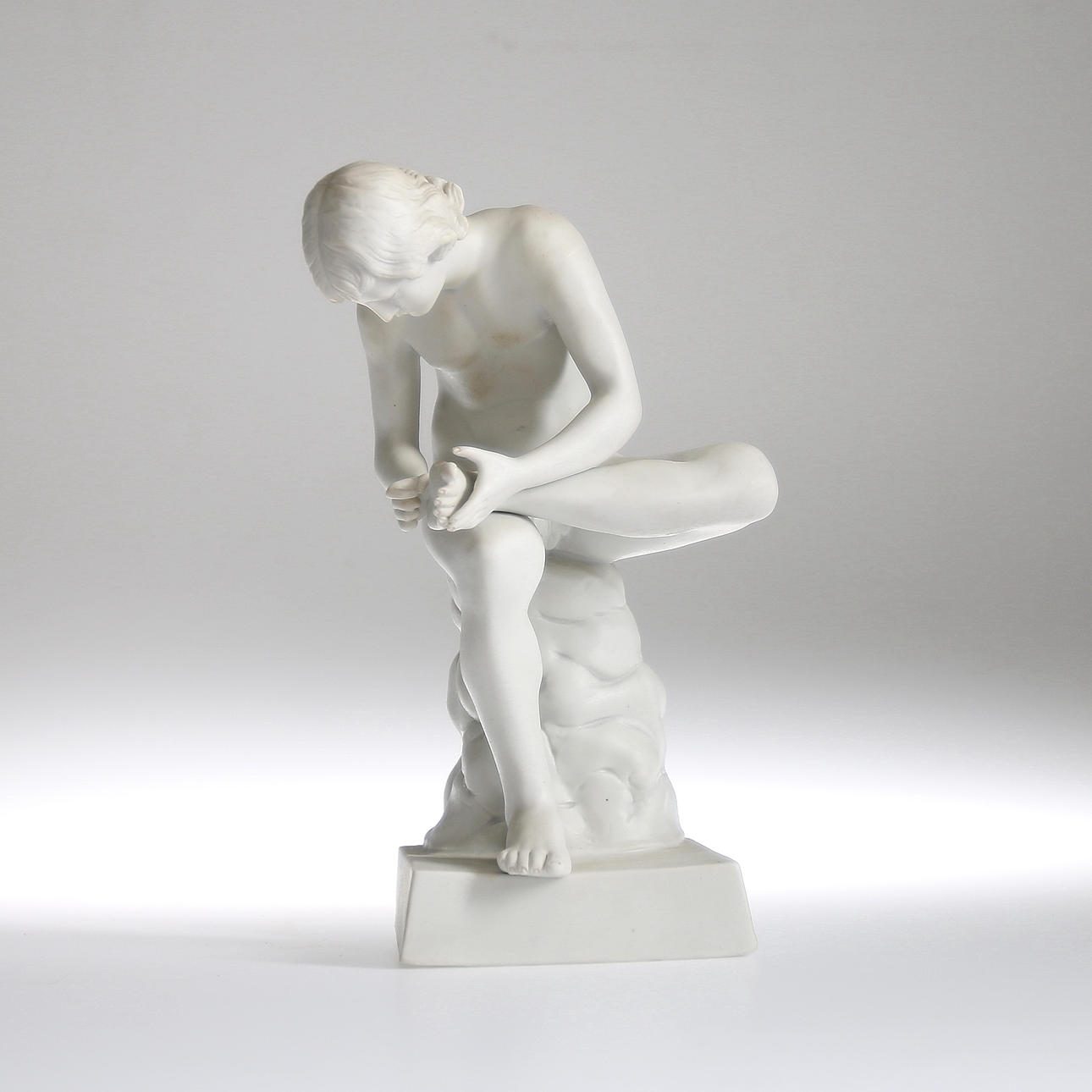 SKULPTUR, Porslin, "Stickan", 1900-talets anda halva.