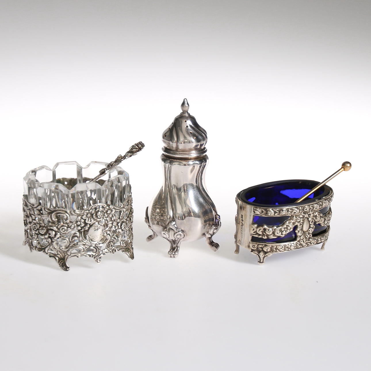 PEPPARSTRÖARE och SALTKAR, 5 delar, silver, 1900-tal.