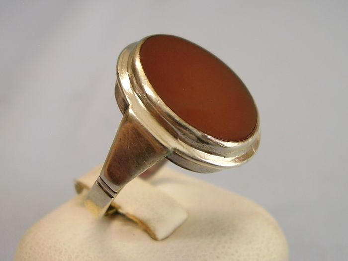 830 ANTIK SILVER KARNEOL RING.