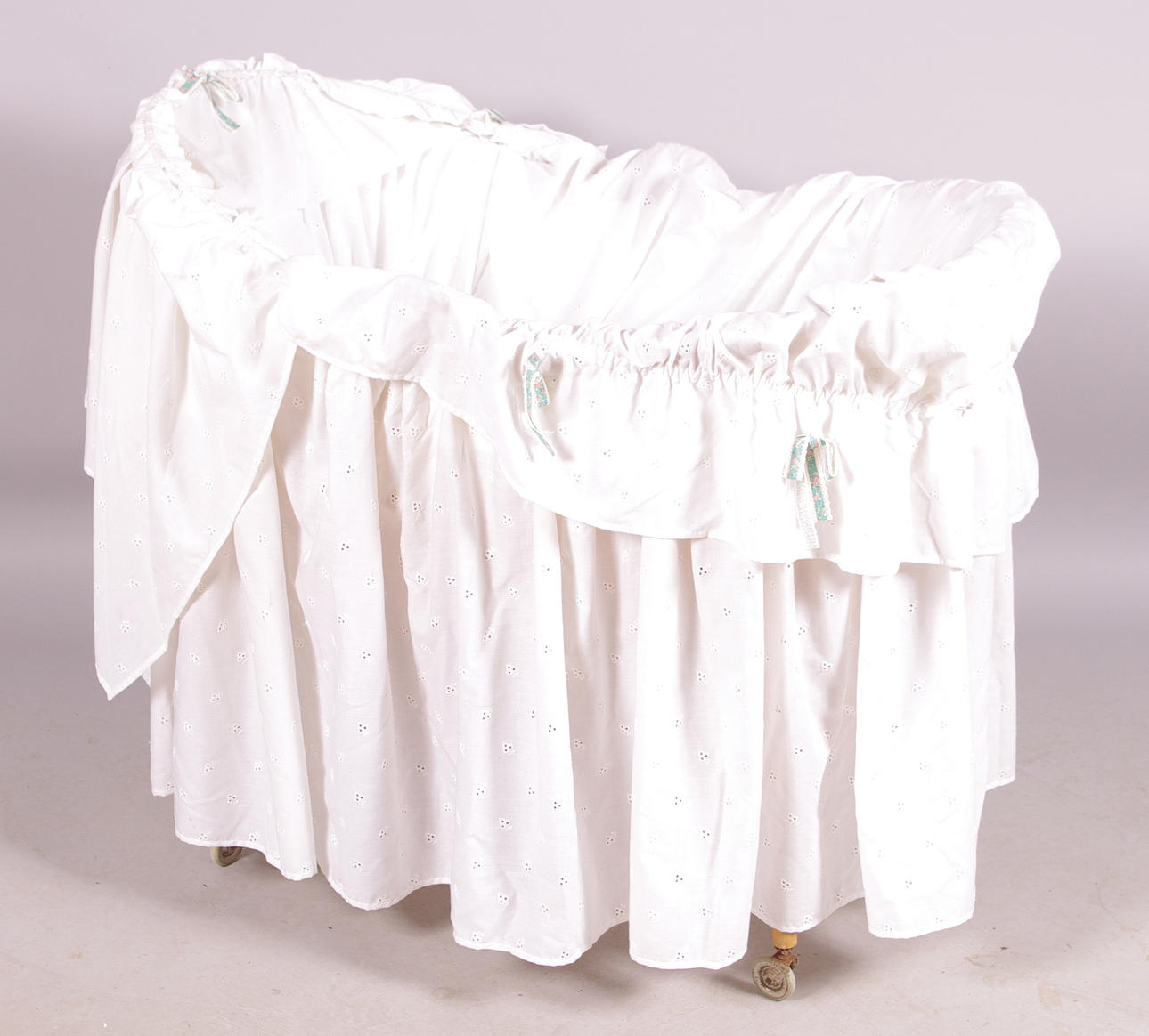 BARNSÄNG PÅ HJUL med klädsel, rotting.