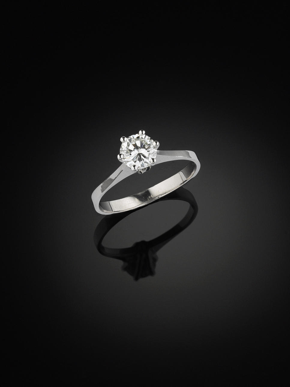 ENSTENSRING, 18 kt vitguld med en briljant 0.59 ct, enligt uppgift.